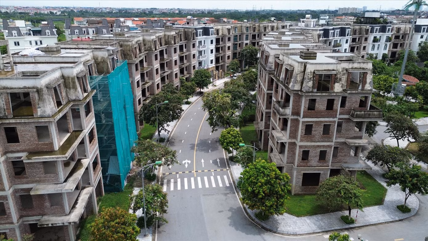 Một khu đô thị tại huyện Hoài Đức với hàng trăm căn hộ đang bỏ hoang