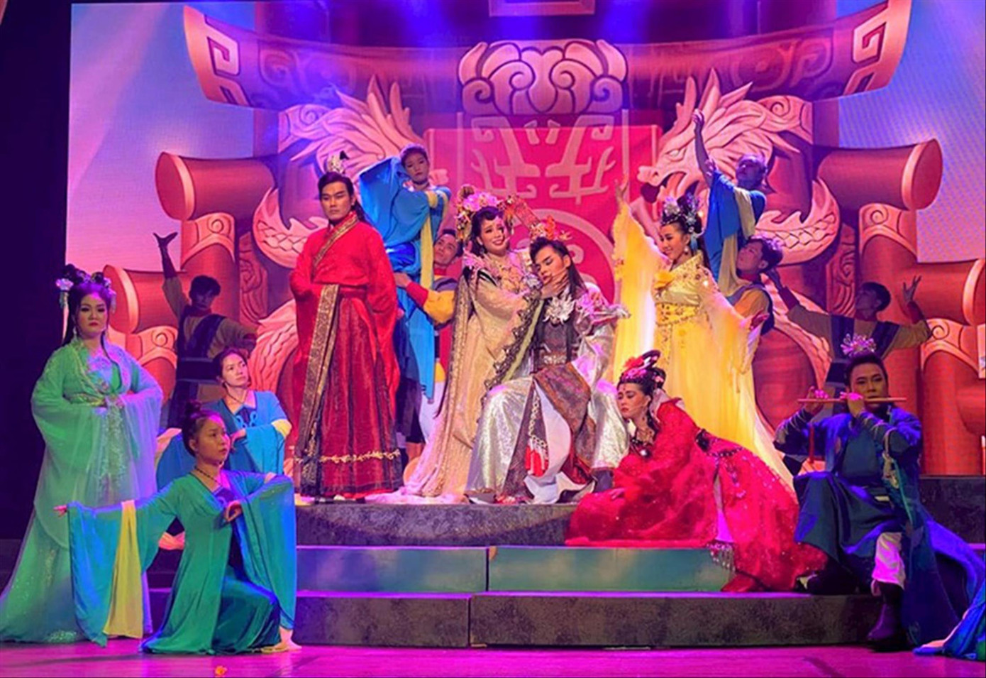 Sân khấu truyền thống lo thưa vắng khán giả.