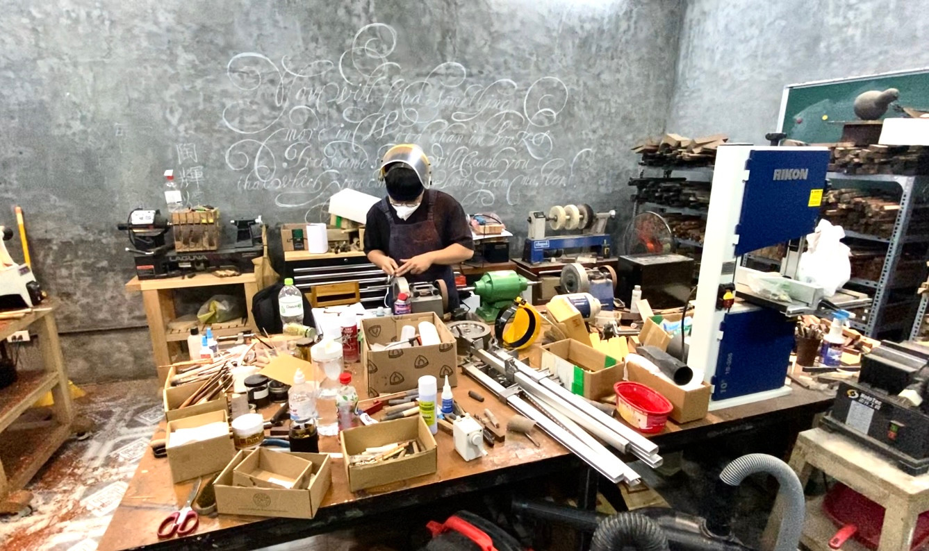 Bên trong xưởng chế tác bút viết calligraphy của Đào Huy Hoàng Bên trong xưởng chế tác bút viết calligraphy của Đào Huy Hoàng