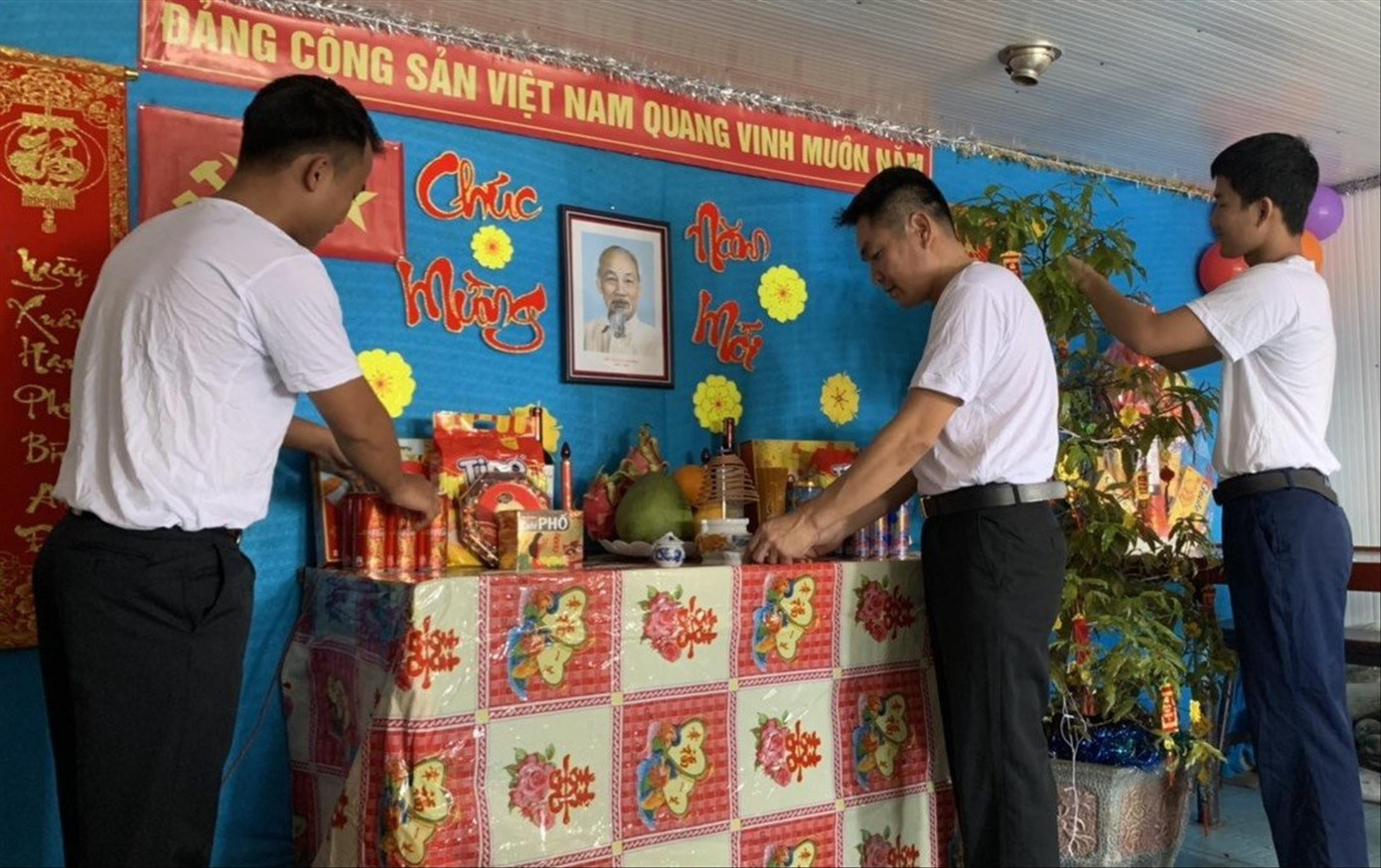Cán bộ, chiến sĩ trên tàu trực Tết của Lữ đoàn 955 trang trí phòng đón xuân.