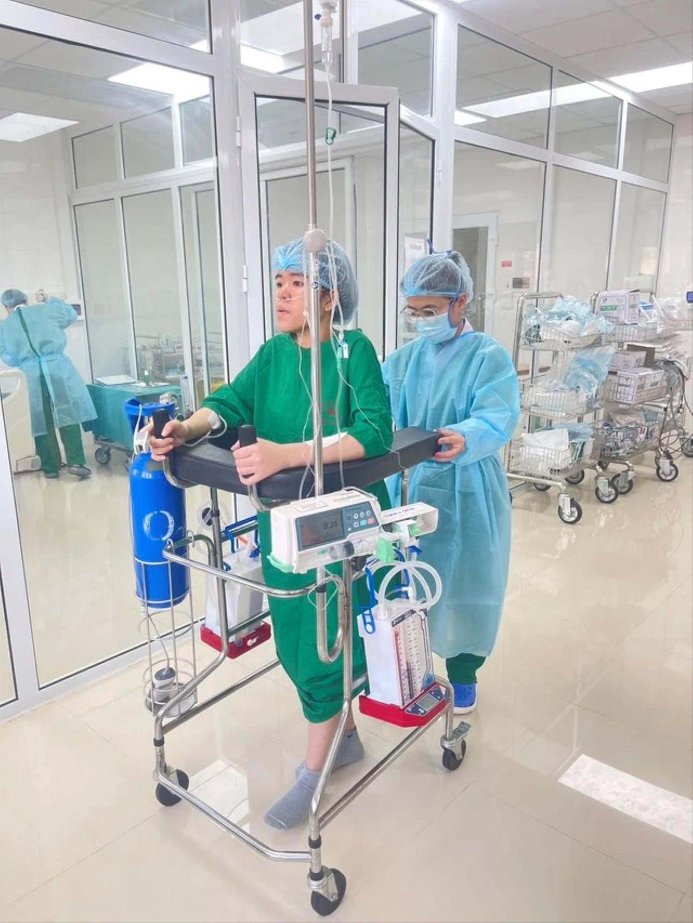 Bệnh nhân đang tập đi sau ca ghép phổi Bệnh nhân đang tập đi sau ca ghép phổi