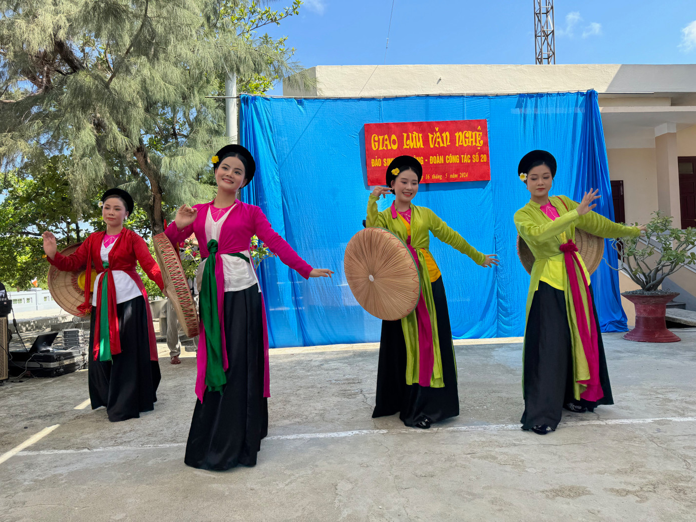 Khoảnh khắc đáng nhớ của các nghệ sỹ Chèo trên Quần đảo Trường Sa Khoảnh khắc đáng nhớ của các nghệ sỹ Chèo trên Quần đảo Trường Sa