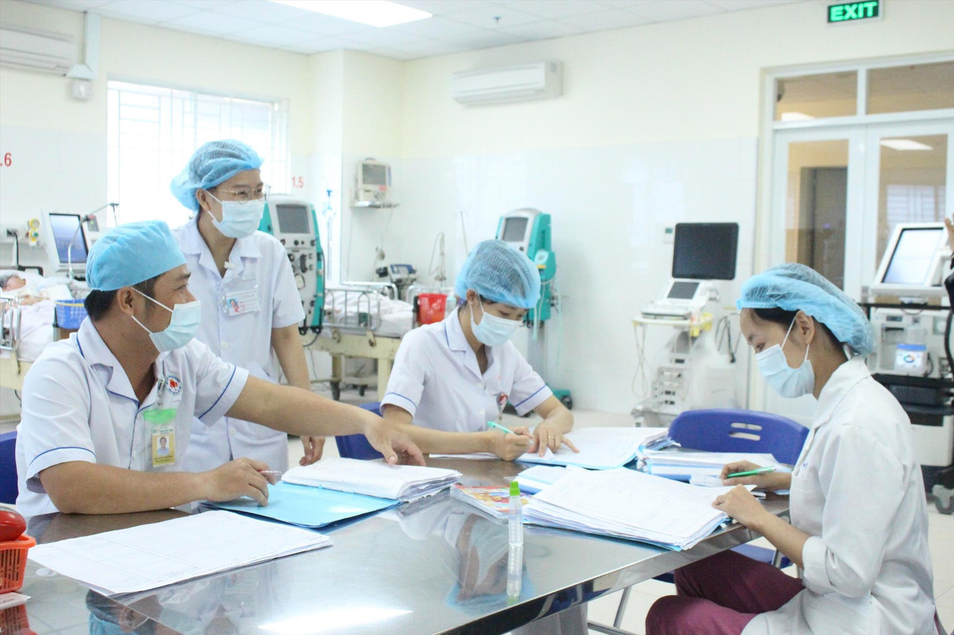 Nhân viên y tế đang là những người chịu nhiều áp lực từ công việc. Ảnh: Vân Sơn