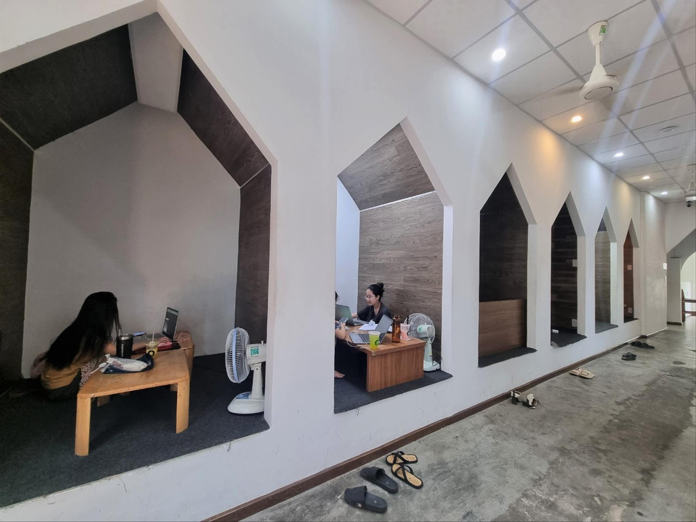 Mỗi người trong một không gian riêng tư, không ồn ào, ảnh hưởng những người xung quanh. Ảnh: T.T Mỗi người trong một không gian riêng tư, không ồn ào, ảnh hưởng những người xung quanh. Ảnh: T.T