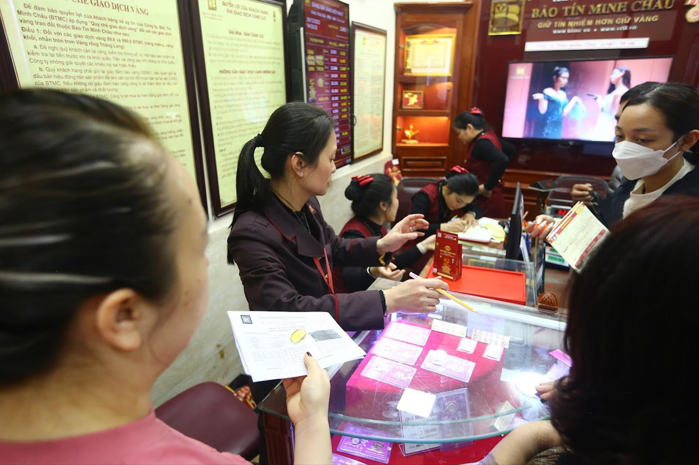 Rất nhiều người dân mua vàng ngày 15/2/. Ảnh: Duy Phạm Rất nhiều người dân mua vàng ngày 15/2/. Ảnh: Duy Phạm