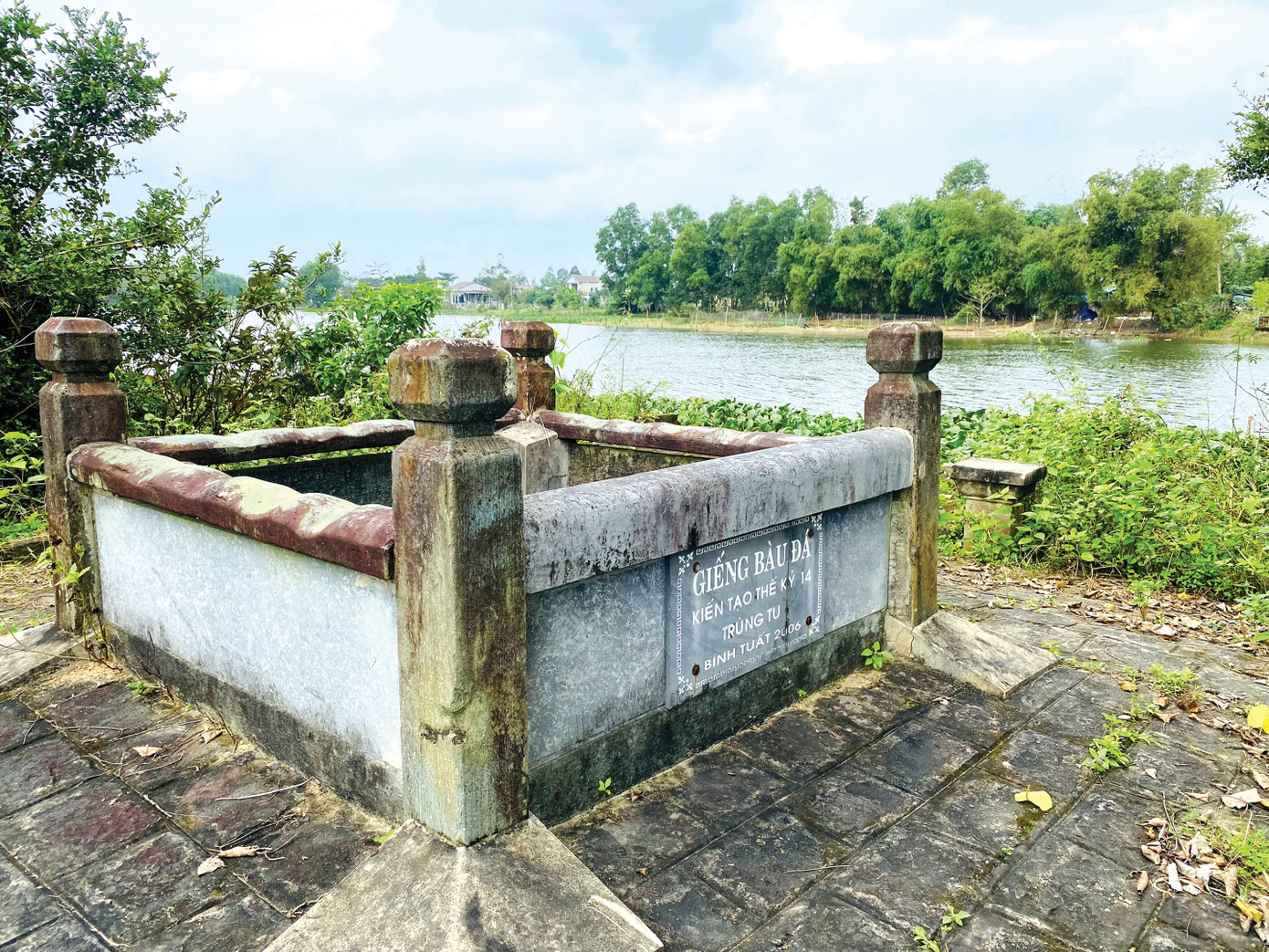 Giếng Chăm Bùa Đá có từ thế kỷ 14 bên dòng Bàu Đá. Ảnh: Minh Đức