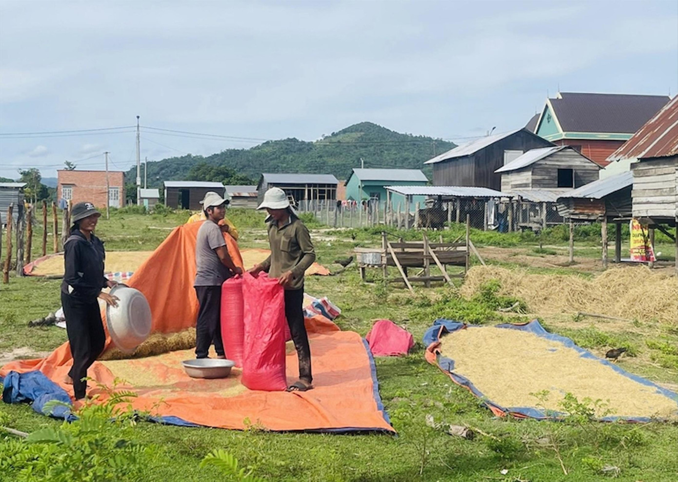 Người dân ở xã Chư Rcăm mừng vui khi đến nơi ở mới Người dân ở xã Chư Rcăm mừng vui khi đến nơi ở mới