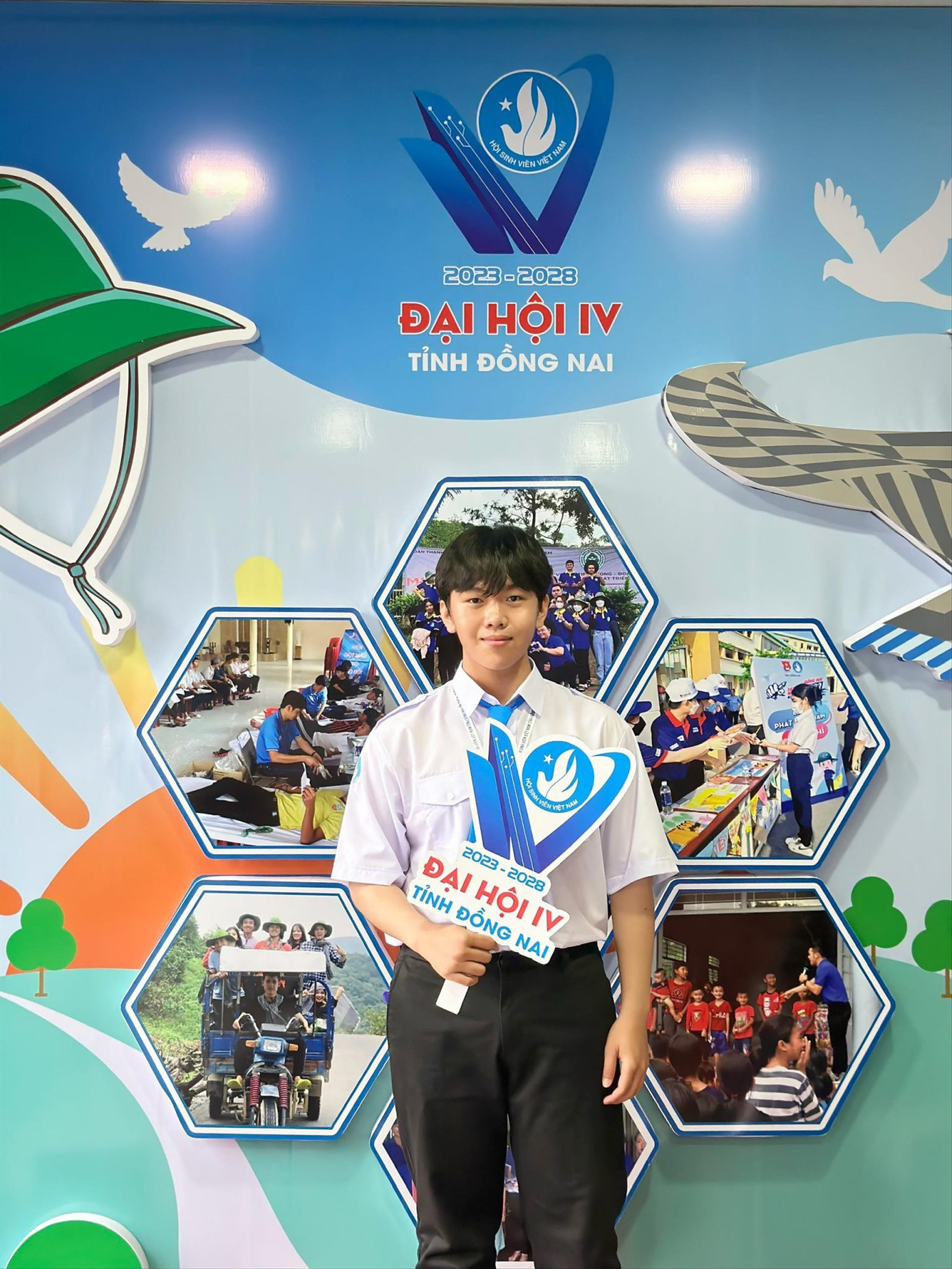 Võ Minh Hiếu bên cạnh các bộ nhận diện Đại hội đại biểu Hội Sinh viên tỉnh Đồng Nai lần thứ IV, nhiệm kỳ 2023 – 2028.