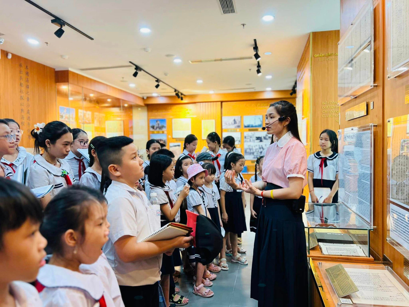 Học sinh tìm hiểu chủ quyền biển đảo ở Nhà trưng bày Hoàng Sa. Ảnh: Nguyễn Thành