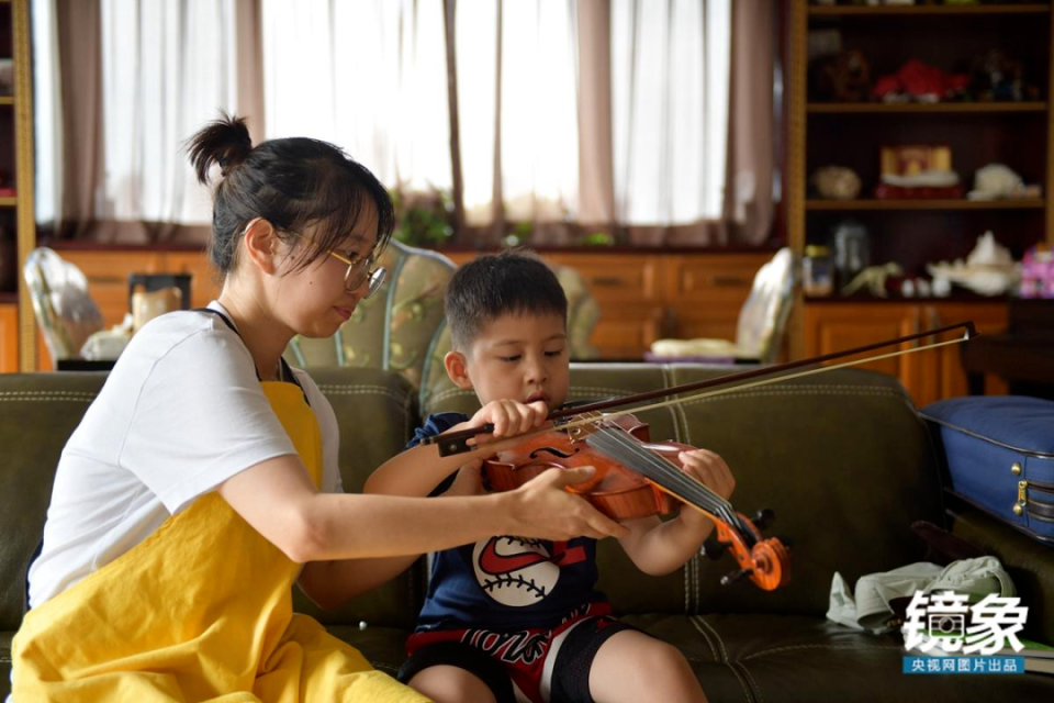 Một nữ sinh viên làm bảo mẫu.