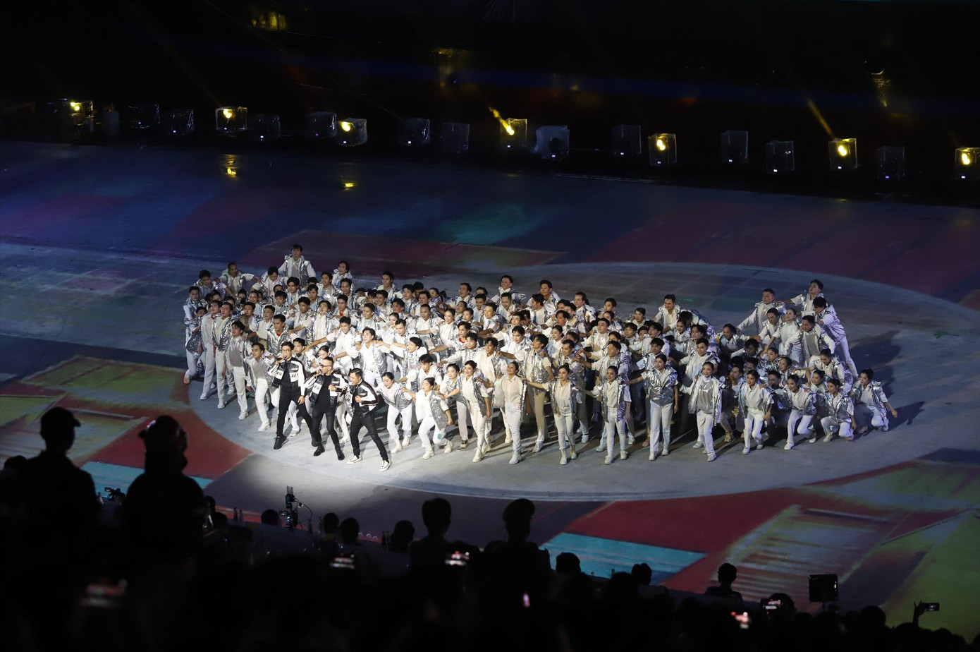 Chương trình nghệ thuật “Dòng sông kể chuyện - Chuyến tàu huyền thoại” với hơn 1.000 diễn viên tham gia đã trở thành điểm nhấn của Lễ hội Sông nước TPHCM. Ảnh: Ngô Tùng