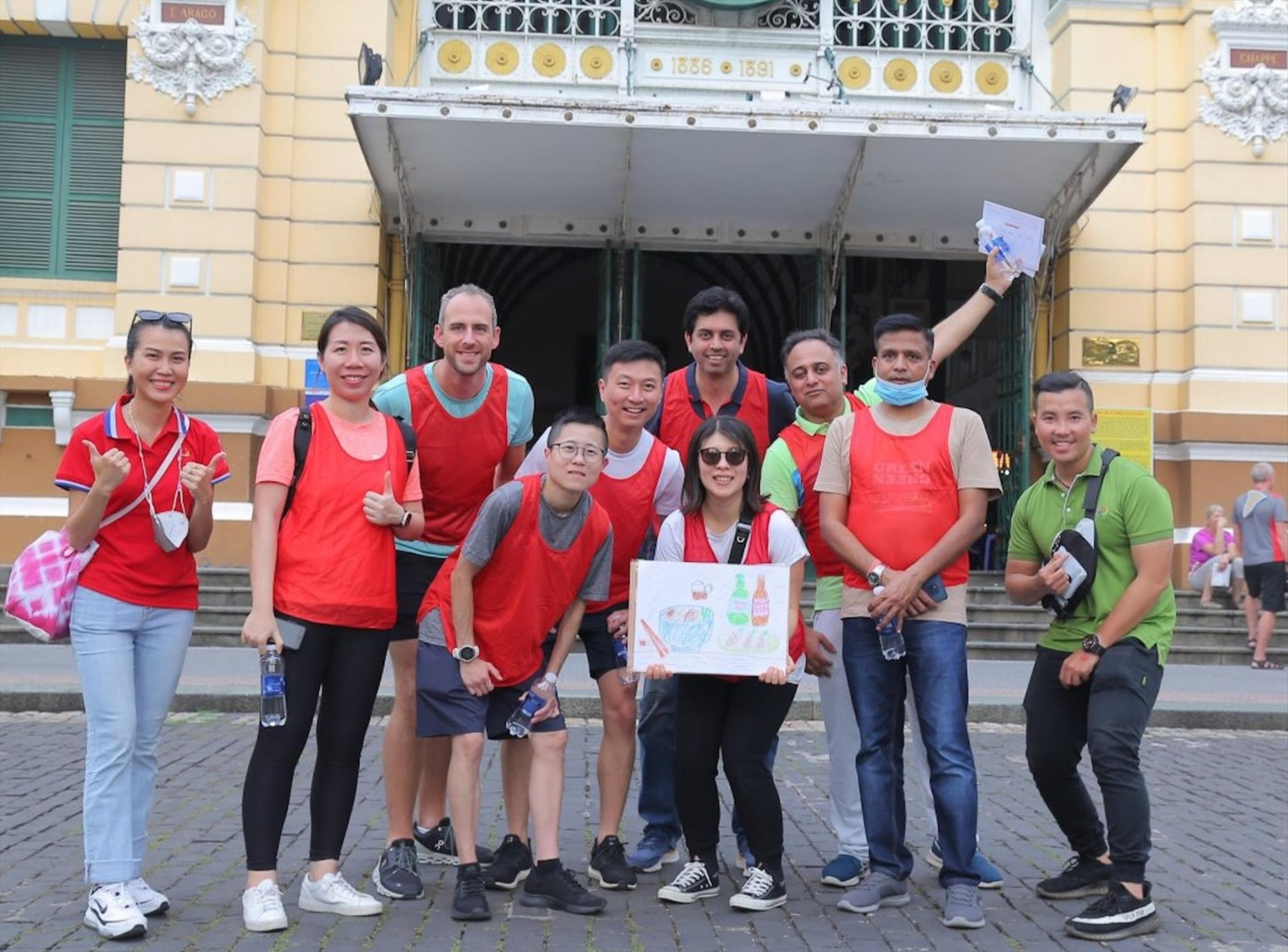 Du khách đi tua miễn phí chụp ảnh trước Bưu điện TPHCM. Du khách đi tua miễn phí chụp ảnh trước Bưu điện TPHCM.