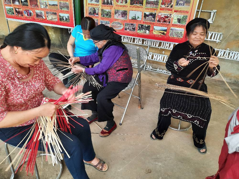 Cụ Vành (đeo kính ngồi giữa) truyền nghề đan lát cho thế hệ sau