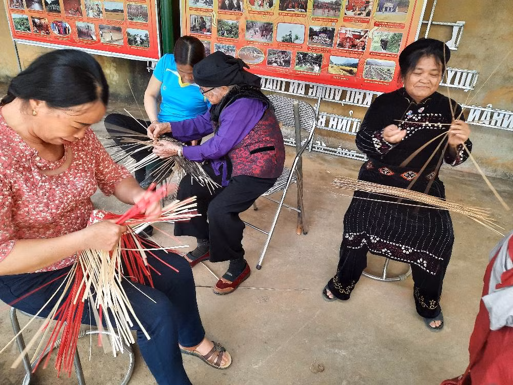 Cụ Vành (đeo kính ngồi giữa) truyền nghề đan lát cho thế hệ sau Cụ Vành (đeo kính ngồi giữa) truyền nghề đan lát cho thế hệ sau