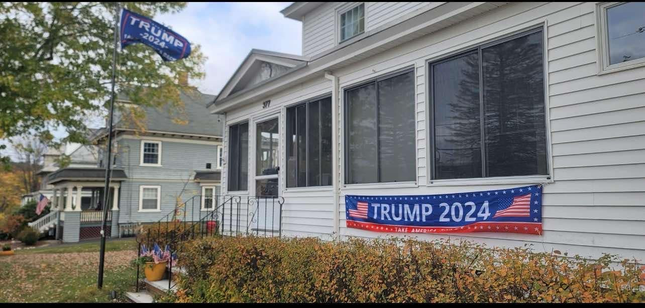 Banner ủng hộ ứng viên Donald Trump được căng trong vườn nhà dân ở thành phố Manchester, bang New Hamphire, Mỹ. Ảnh: Tâm Ngô Banner ủng hộ ứng viên Donald Trump được căng trong vườn nhà dân ở thành phố Manchester, bang New Hamphire, Mỹ. Ảnh: Tâm Ngô