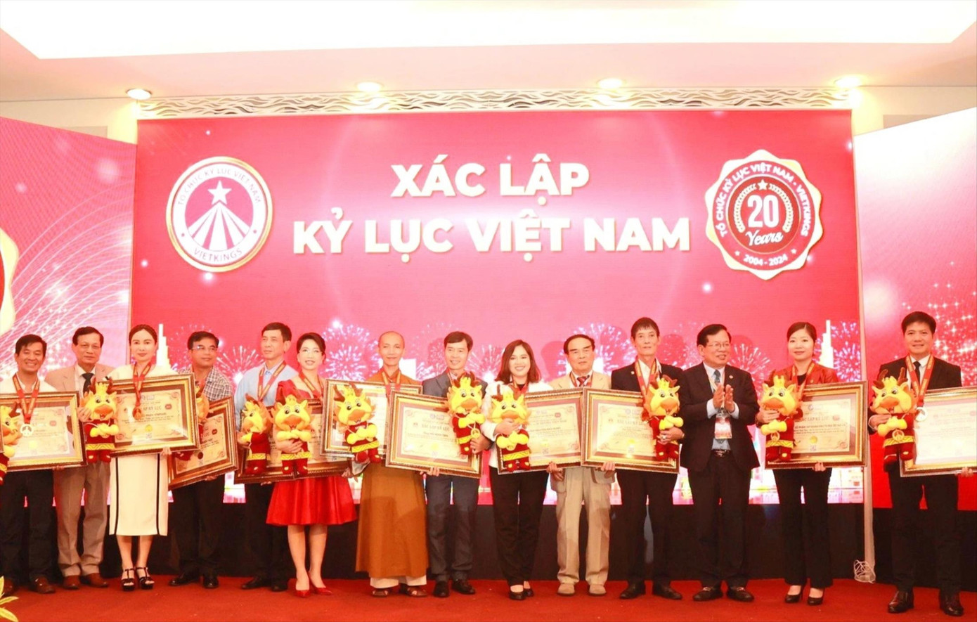 Tổ chức kỷ lục Việt Nam trao chứng nhận xác lập kỷ lục đối với ông Trần Thái Bình (thứ 4 từ phải sang). Tổ chức kỷ lục Việt Nam trao chứng nhận xác lập kỷ lục đối với ông Trần Thái Bình (thứ 4 từ phải sang).