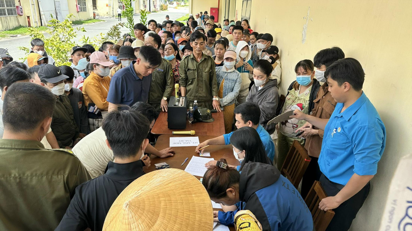 Công nhân Cty Hoàng Sinh - Bình Dương bị nợ lương và BHXH. Ảnh: H.C Công nhân Cty Hoàng Sinh - Bình Dương bị nợ lương và BHXH. Ảnh: H.C