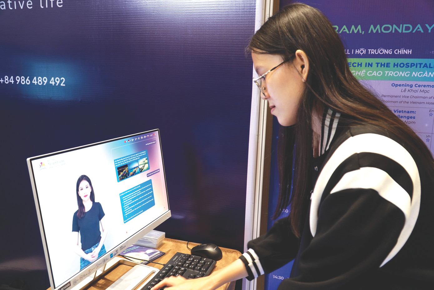 Trợ lý ảo hỗ trợ tất tần tật thông tin về du lịch Đà Nẵng cho du khách. Ki-ốt chatbot này được đặt tại sân bay Đà Nẵng. Ảnh: Thanh Hiền Trợ lý ảo hỗ trợ tất tần tật thông tin về du lịch Đà Nẵng cho du khách. Ki-ốt chatbot này được đặt tại sân bay Đà Nẵng. Ảnh: Thanh Hiền