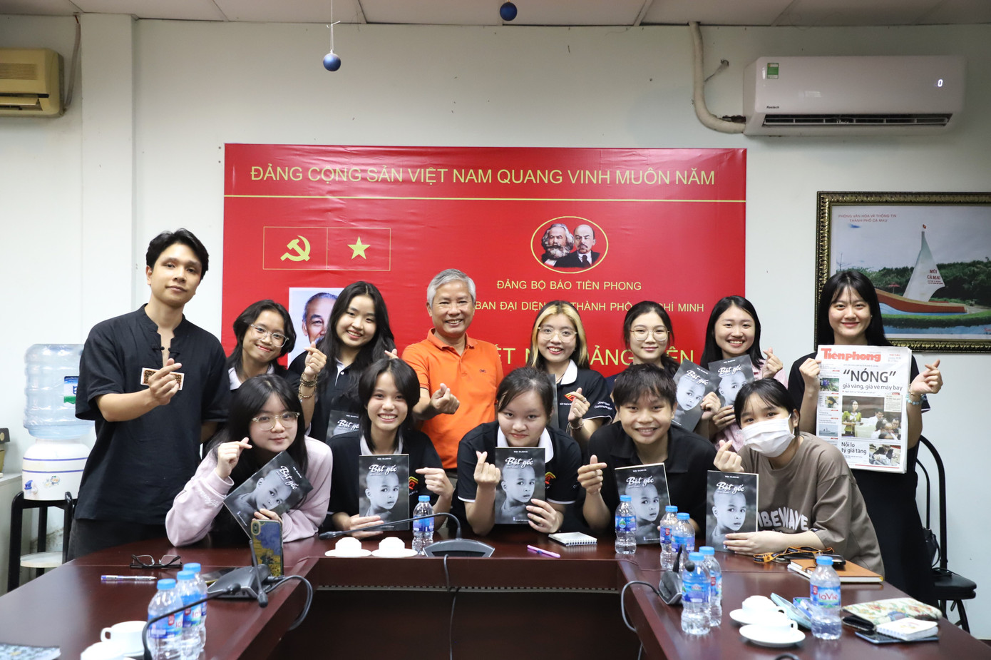 Sinh viên báo chí cùng trao đổi nghiệp vụ tại cơ quan báo Tiền Phong. Ảnh: Ngô Tùng