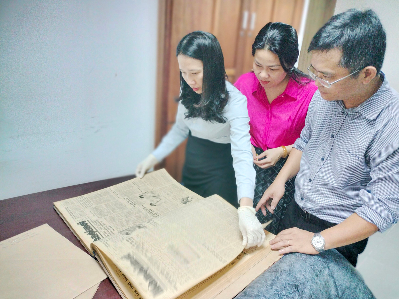 Ông Lê Tiến Công và cộng sự sắp xếp xử lý tư liệu báo chí về chủ quyền biển đảo. Ảnh: Nguyễn Thành