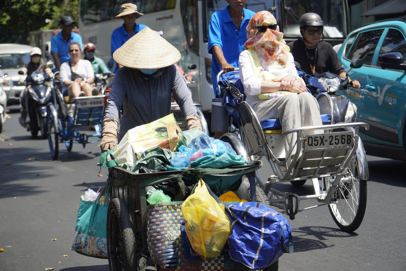 Người dân vật vã mưu sinh dưới thời tiết nắng nóng tại TPHCM. Ảnh: Nhàn Lê Người dân vật vã mưu sinh dưới thời tiết nắng nóng tại TPHCM. Ảnh: Nhàn Lê