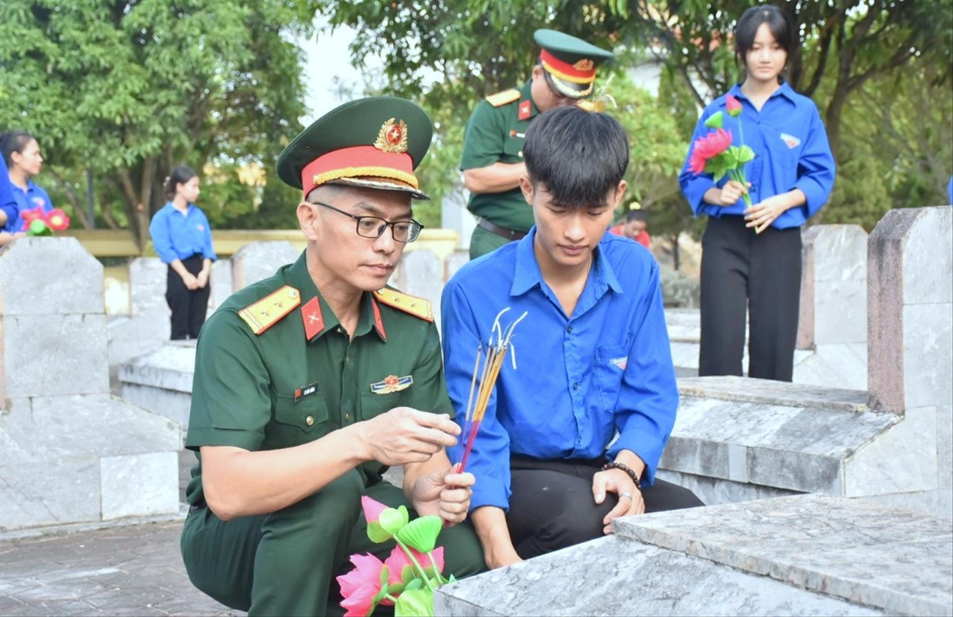 Tuổi trẻ Quân đội và tuổi trẻ Hà Tĩnh thắp hương tại các phần mộ liệt sĩ, tháng 7/2024