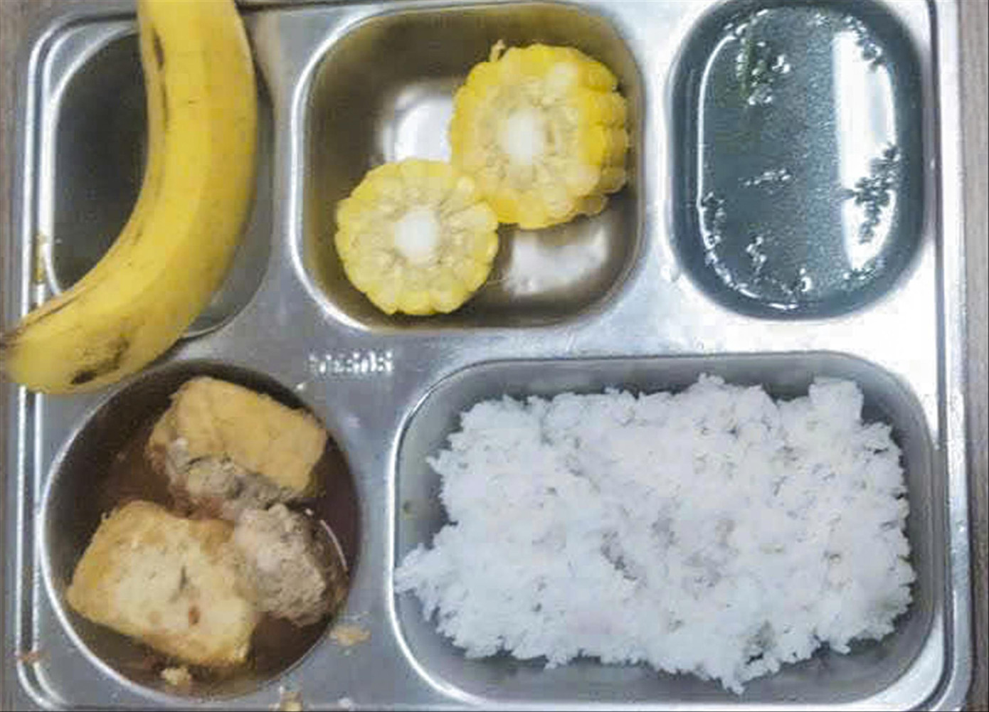 Hình ảnh suất ăn trưa lèo tèo cho học sinh gây xôn xao Hình ảnh suất ăn trưa lèo tèo cho học sinh gây xôn xao