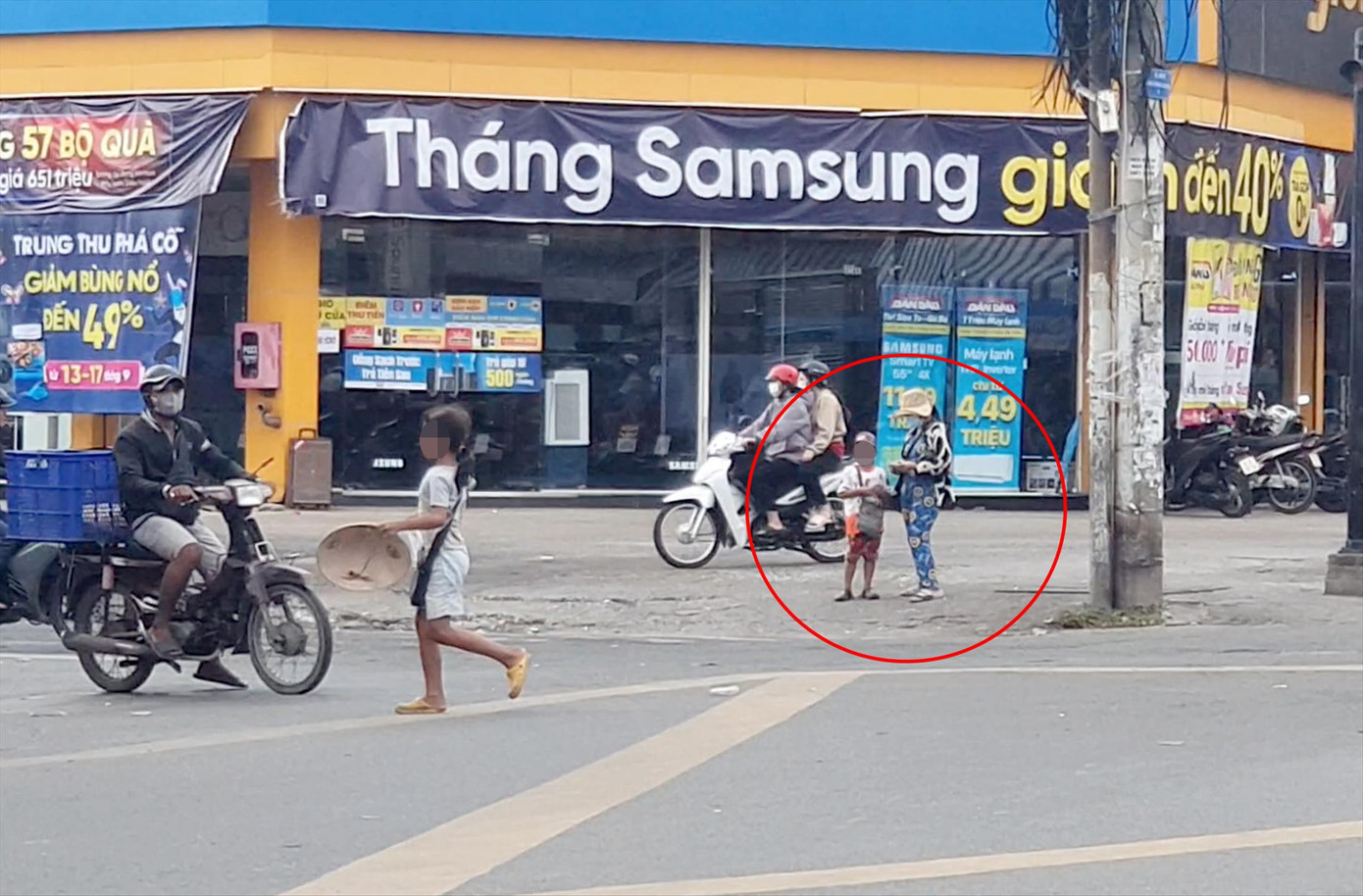 Bà S. đưa vé số cho con trai đi bán rồi vào ngồi núp sau sạp trái cây gần đó để quan sát. Bà S. đưa vé số cho con trai đi bán rồi vào ngồi núp sau sạp trái cây gần đó để quan sát.