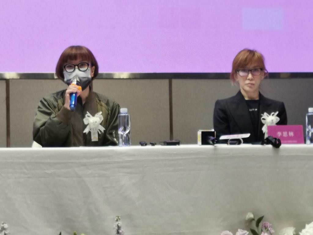 Hai chị gái Coco Lee tổ chức họp báo phản đối hồi sinh em gái