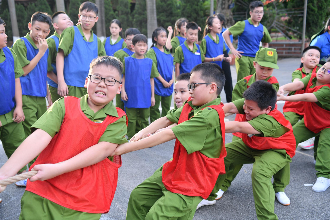 Các em trải nghiệm trong chương trình Học làm chiến sĩ Công an