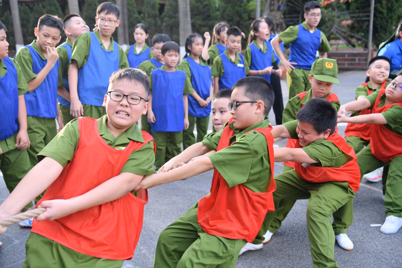 Các em trải nghiệm trong chương trình Học làm chiến sĩ Công an
