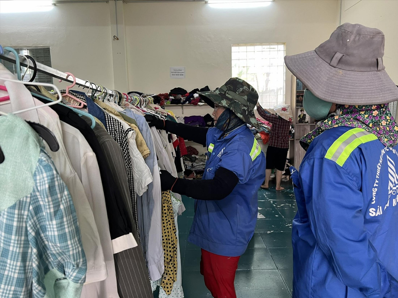 Những “cửa hàng 0 đồng” mang niềm vui đến cho nhiều người. Ảnh: U.P