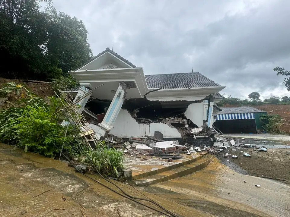 Một căn nhà bị sập do ảnh hưởng của mưa lớn tại huyện Quốc Oai (Hà Nội)