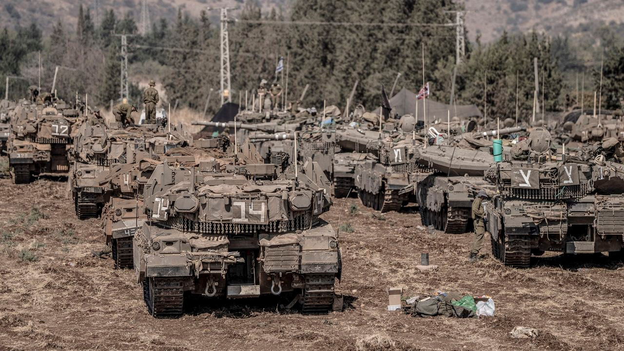 Xe tăng Israel tập trung ở biên giới Israel – Li-băng ngày 28/9. Ảnh: AP