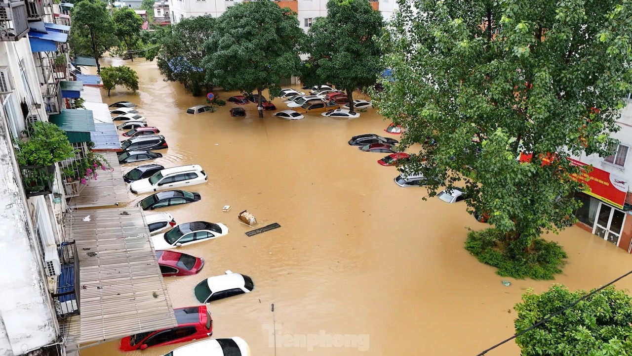 Nhiều ô tô ở thành phố Thái Nguyên (khu vực giáp sông Cầu) bị ngập lụt trong đợt mưa lũ vừa qua. Ảnh: Hoàng Mạnh Thắng