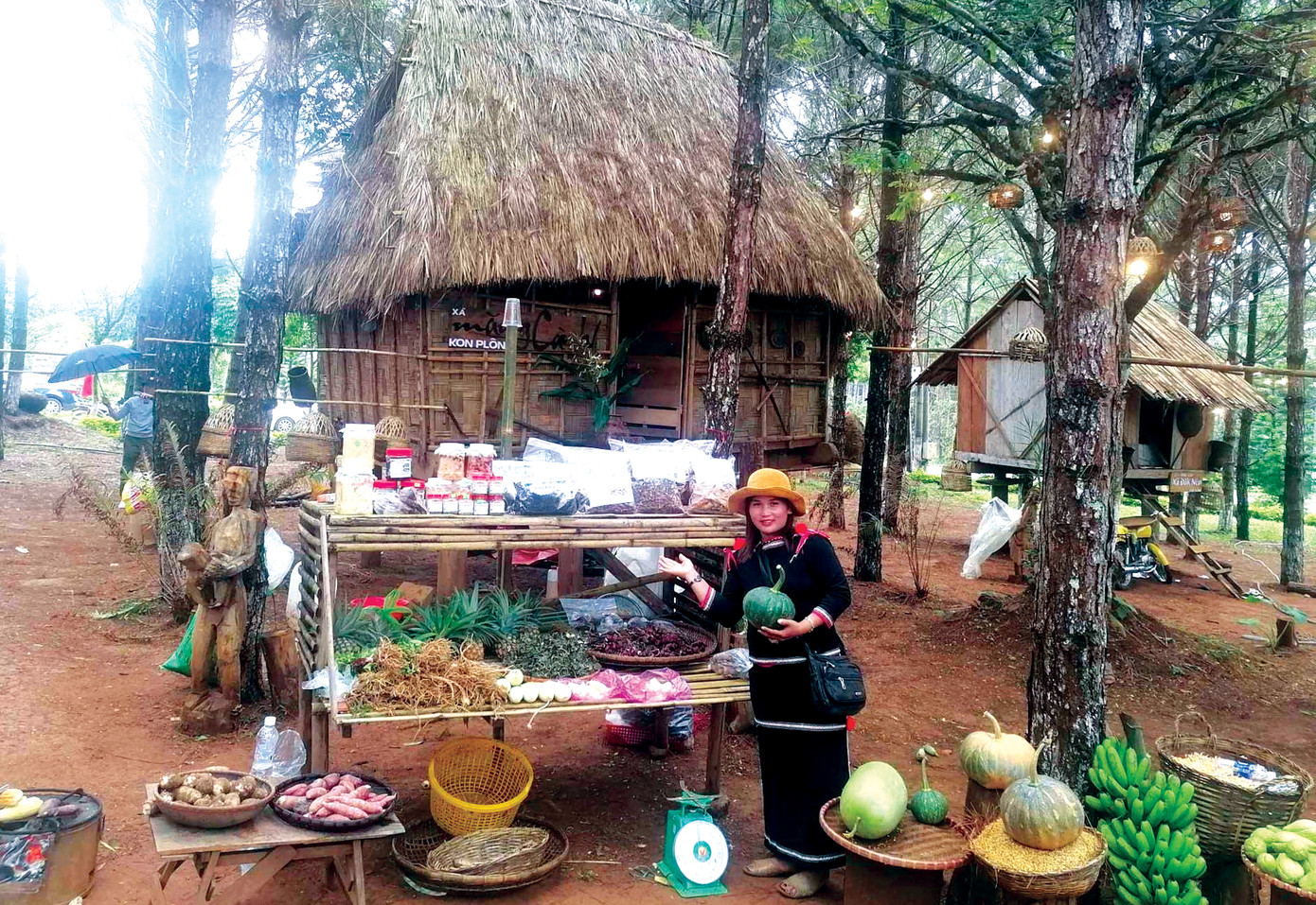 Chị Y Tuấn bên gian hàng của mình tại Chợ phiên Măng Đen