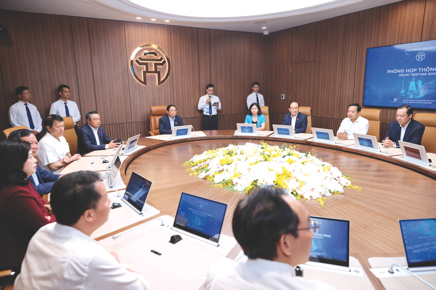 Việt Nam đang đẩy mạnh chuyển đổi số quốc gia, tạo bứt phá phát triển kinh tế - xã hội. Trong ảnh, Thủ tướng Phạm Minh Chính và các đại biểu trải nghiệm các ứng dụng phòng họp thông minh của TP Hà Nội thời điểm tháng 6/2024. Ảnh:VGP