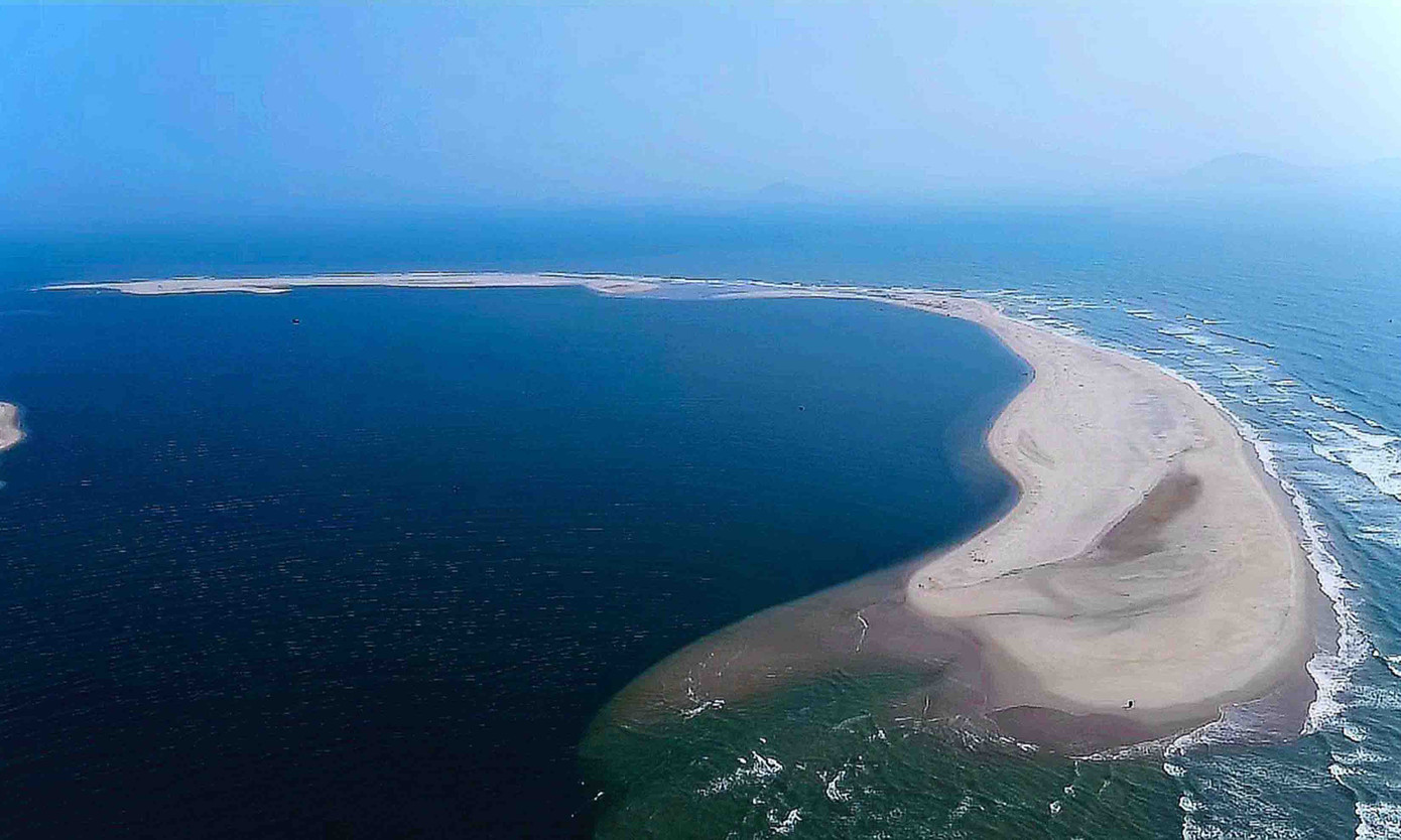 Đảo cát khủng long nhìn từ trên cao. Ảnh: Ngọc Lĩnh Đảo cát khủng long nhìn từ trên cao. Ảnh: Ngọc Lĩnh