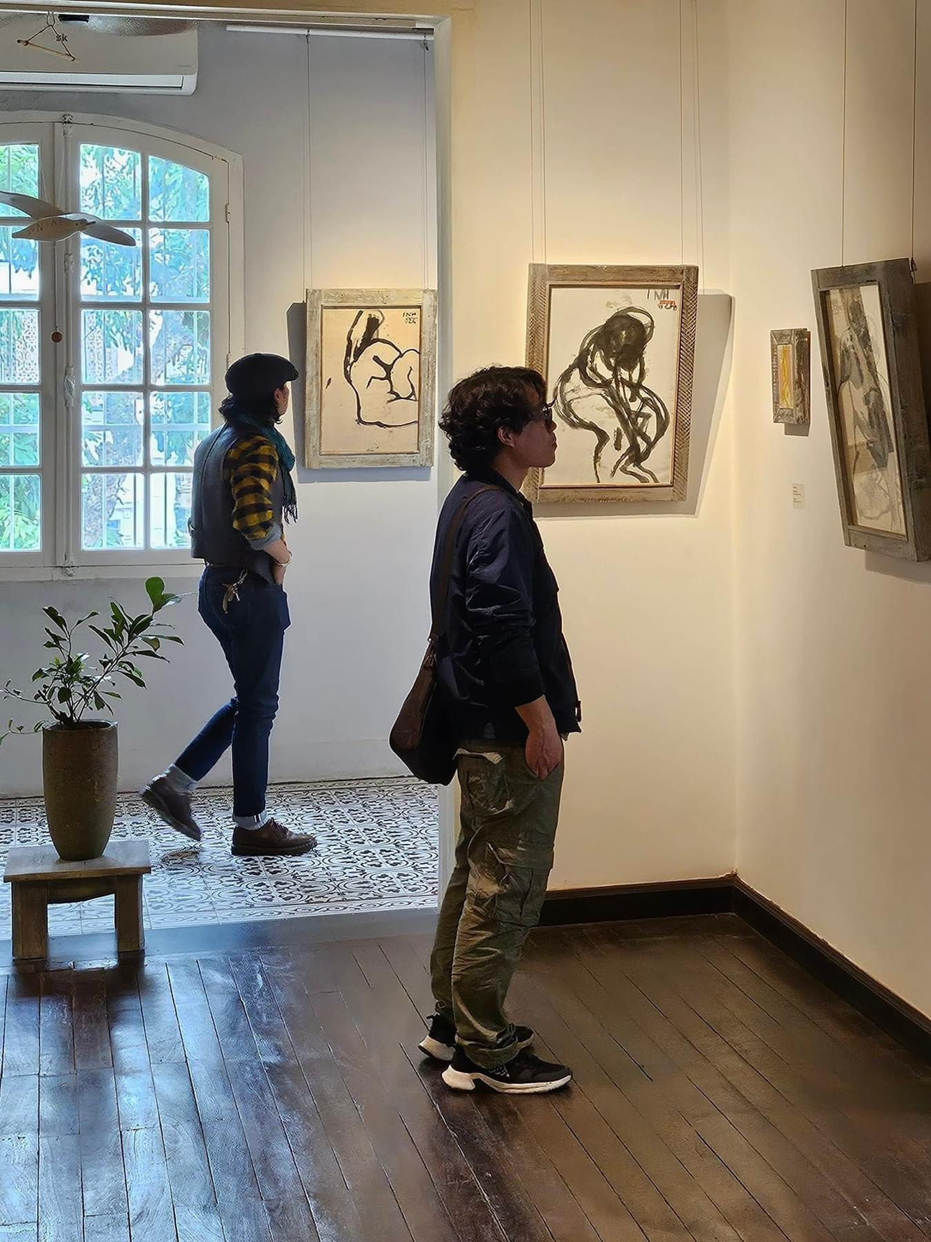 Khán giả xem tranh tại triển lãm Nude của INH. Khán giả xem tranh tại triển lãm Nude của INH.