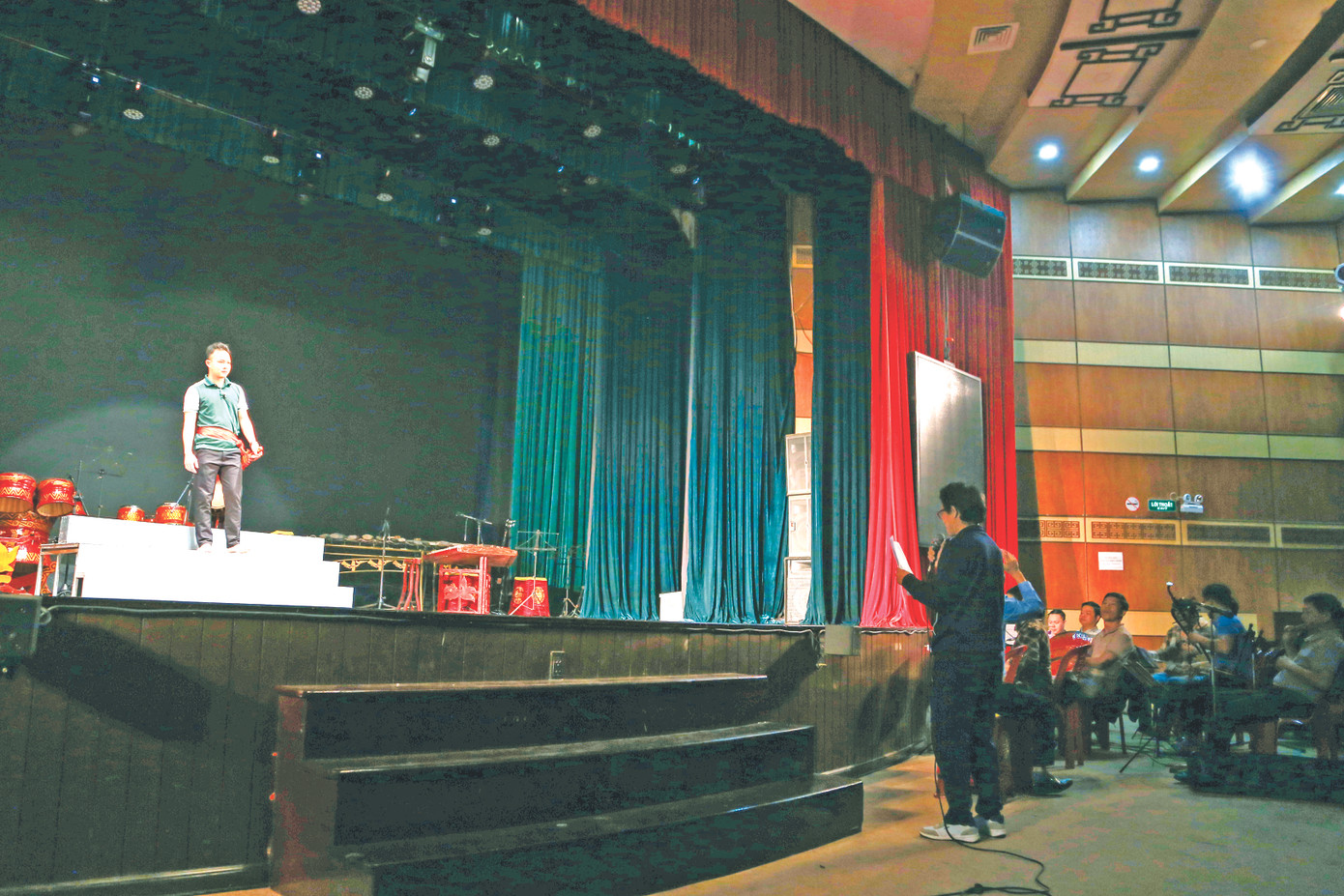 Ở nhà hát, các “anh kép, chị đào” gen Z được các thế hệ nghệ sĩ đàn anh tận tình chỉ dẫn để trưởng thành mỗi ngày. Ảnh: Giang Thanh.