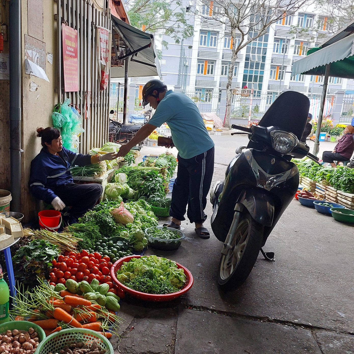 Cơ quan chức năng có nhiều giải pháp ngăn giá hàng hóa “té nước theo mưa” khi lương tăng. Trong ảnh, người dân mua hàng hóa tại chợ truyền thống ở Hà Nội Cơ quan chức năng có nhiều giải pháp ngăn giá hàng hóa “té nước theo mưa” khi lương tăng. Trong ảnh, người dân mua hàng hóa tại chợ truyền thống ở Hà Nội