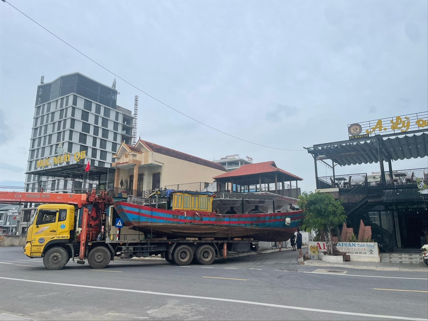 Ngư dân xã Bảo Ninh thuê phương tiện cẩu tàu cá lên bờ, đưa về nhà tránh bão. Ngư dân xã Bảo Ninh thuê phương tiện cẩu tàu cá lên bờ, đưa về nhà tránh bão.