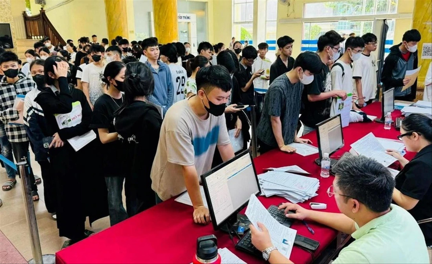 Thí sinh nộp học bạ xét tuyển vào Trường ĐH Kinh doanh và Công nghệ năm 2024 (Ảnh minh họa) Thí sinh nộp học bạ xét tuyển vào Trường ĐH Kinh doanh và Công nghệ năm 2024 (Ảnh minh họa)