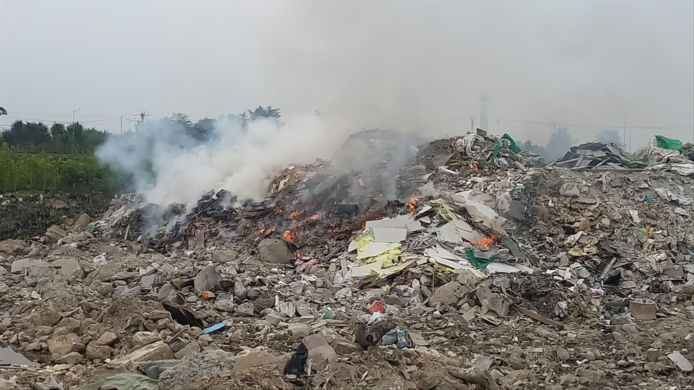 Bãi chất thải cháy nghi ngút khói Bãi chất thải cháy nghi ngút khói
