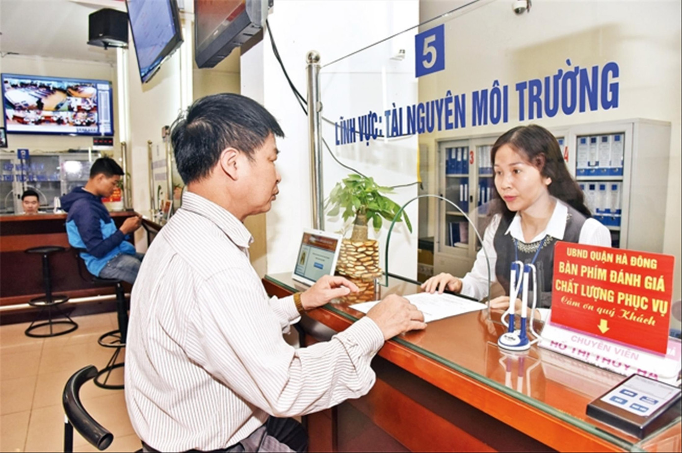 Công chức tại Hà Nội thực hiện thủ tục hành chính cho công dân Công chức tại Hà Nội thực hiện thủ tục hành chính cho công dân