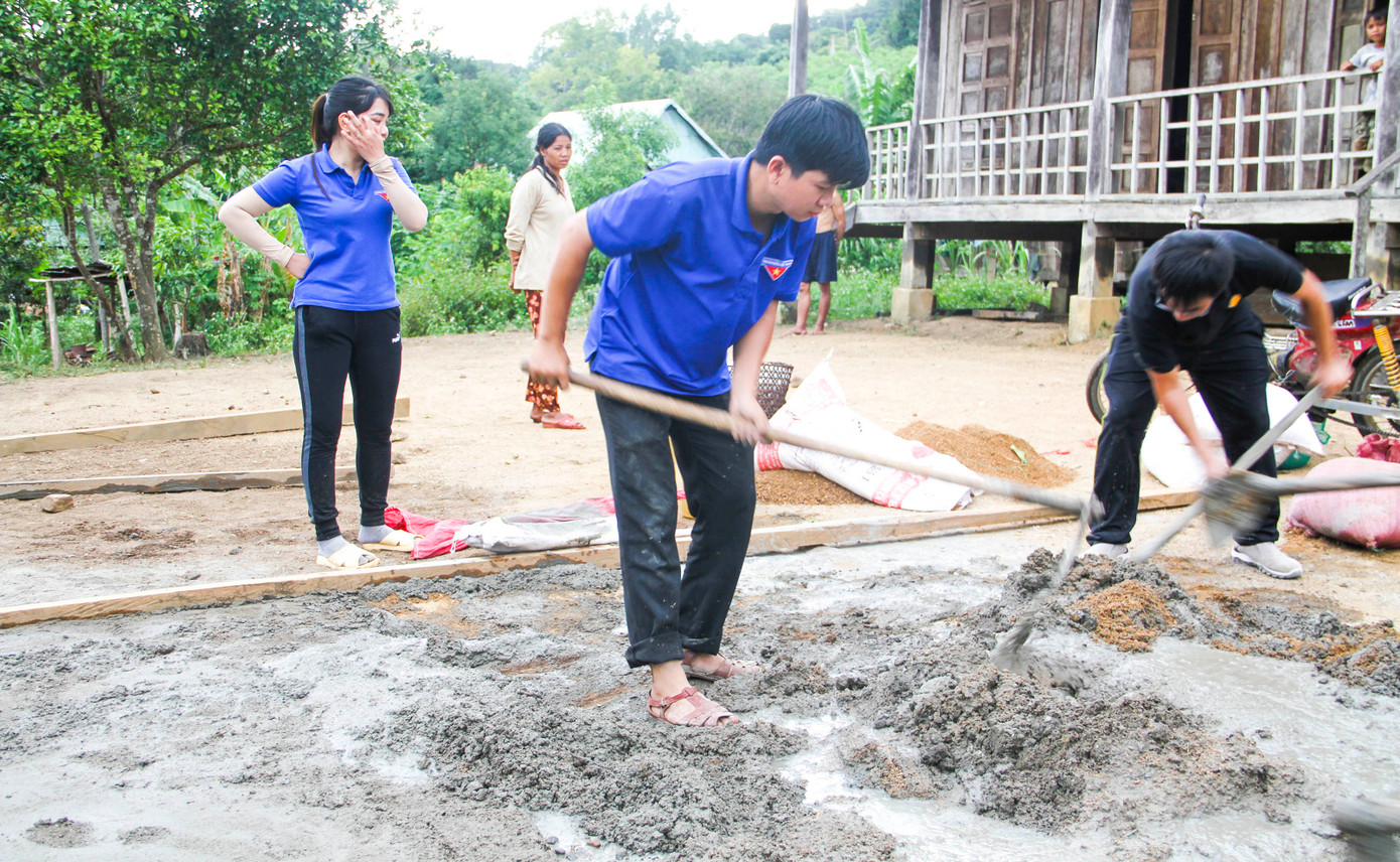 ĐVTN làm sân chơi cho các em thiếu nhi thôn O2. Ảnh: Trương Định