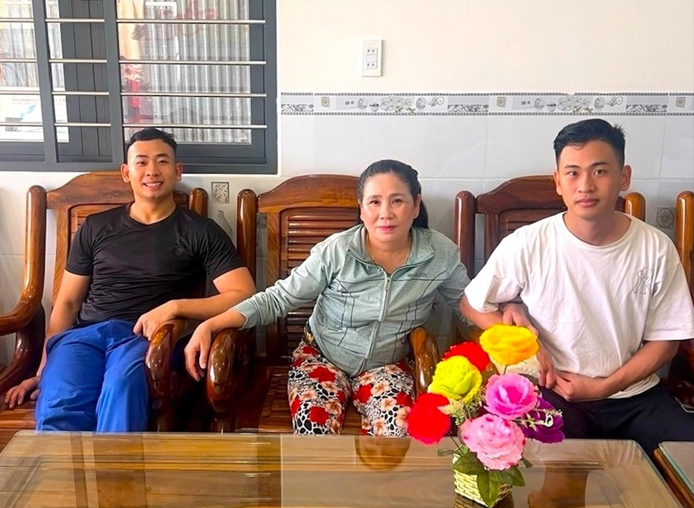 Bà Trần Thị Lang và hai người con Từ Tấn Ngọc (bìa trái) và Từ Tấn Ngà