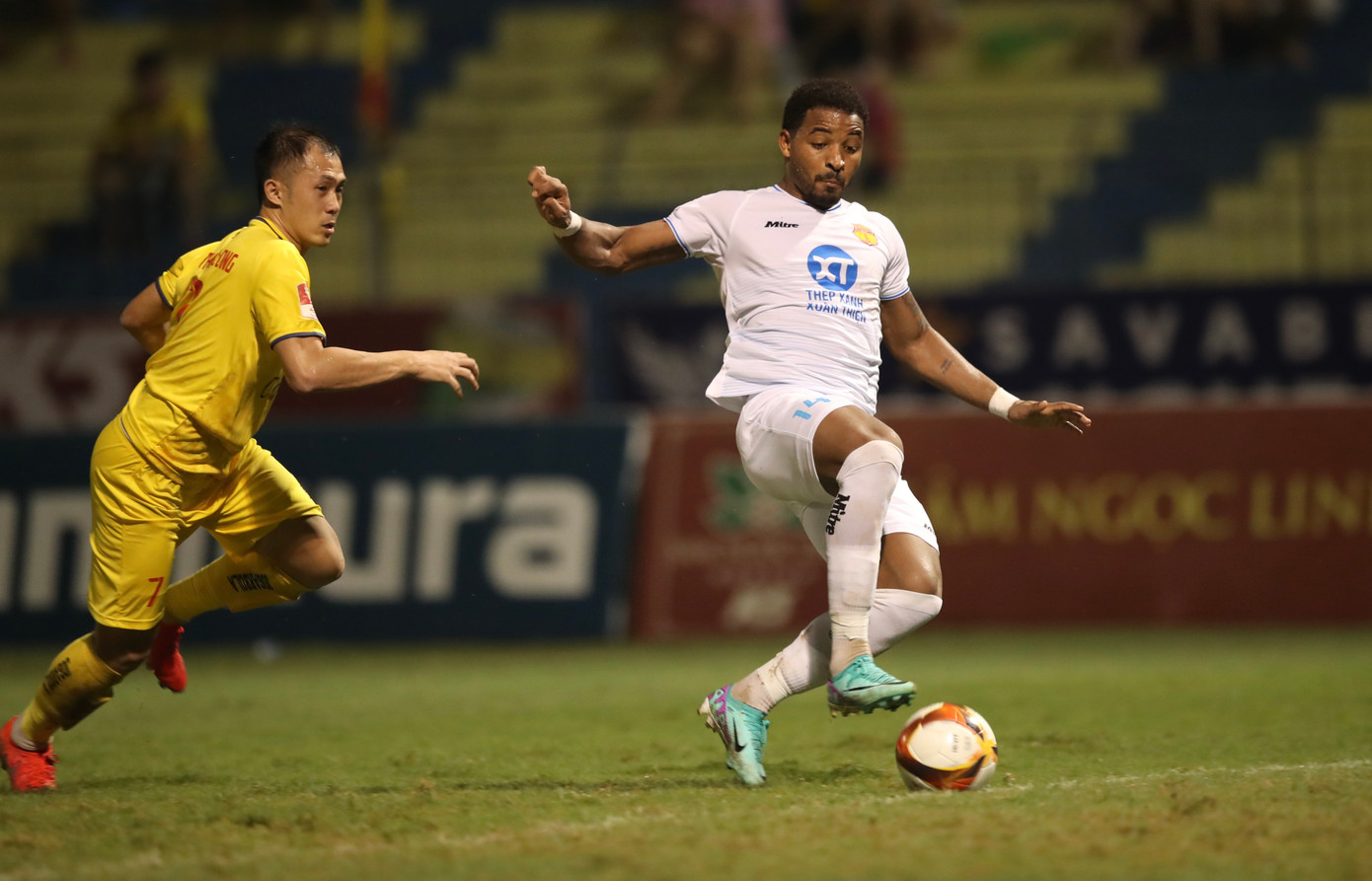 Rafaelson (phải) của Thép Xanh Nam Định. Ảnh: Lâm Thỏa