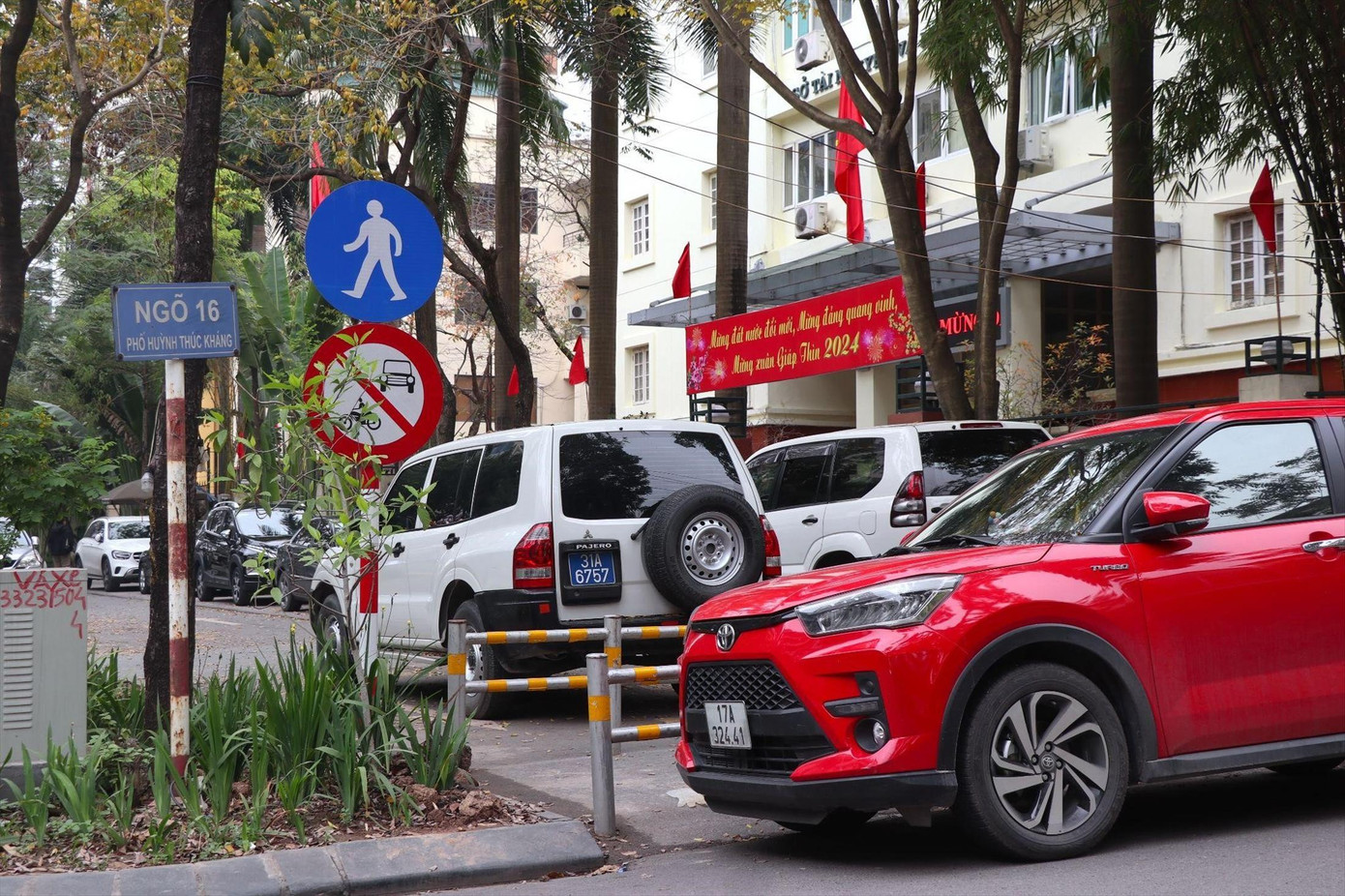 Nhiều ô tô đỗ trong làn đường dành riêng cho người đi bộ, phía ngoài các cơ quan hành chính trên phố Huỳnh Thúc Kháng Nhiều ô tô đỗ trong làn đường dành riêng cho người đi bộ, phía ngoài các cơ quan hành chính trên phố Huỳnh Thúc Kháng