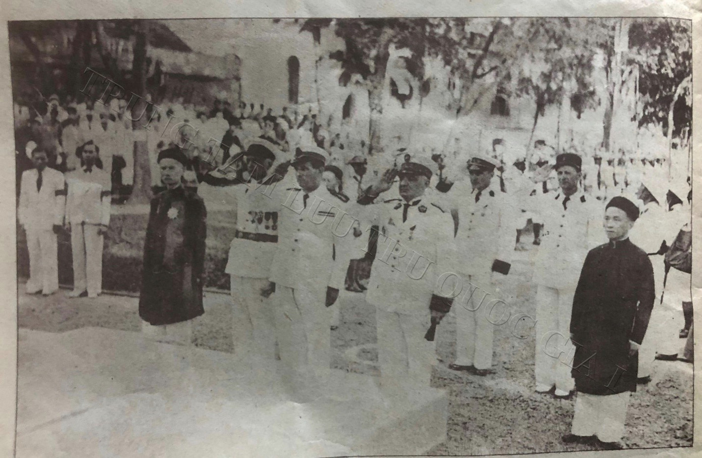 Cụ Nguyễn Văn Tố (phải) trong ngày khánh thành nhà bia.